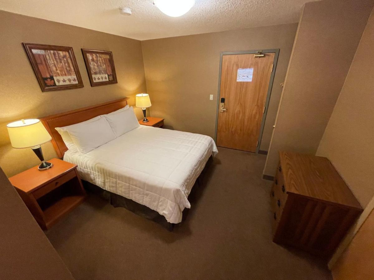 Elkwater Lake Lodge And Resort Exterior photo