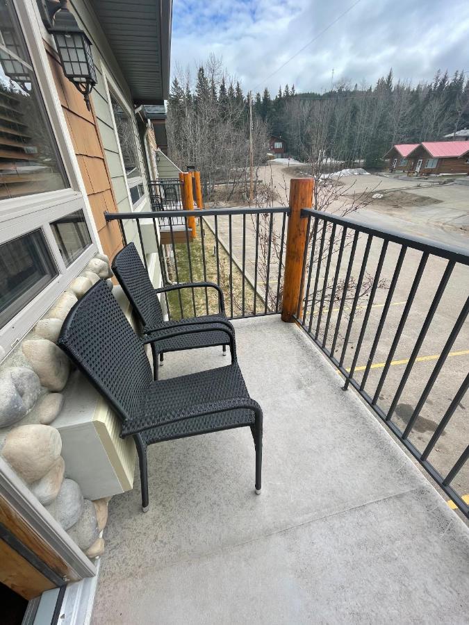 Elkwater Lake Lodge And Resort Exterior photo