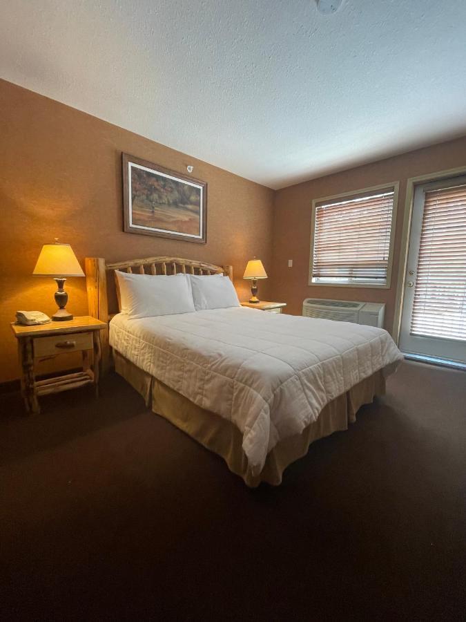 Elkwater Lake Lodge And Resort Exterior photo