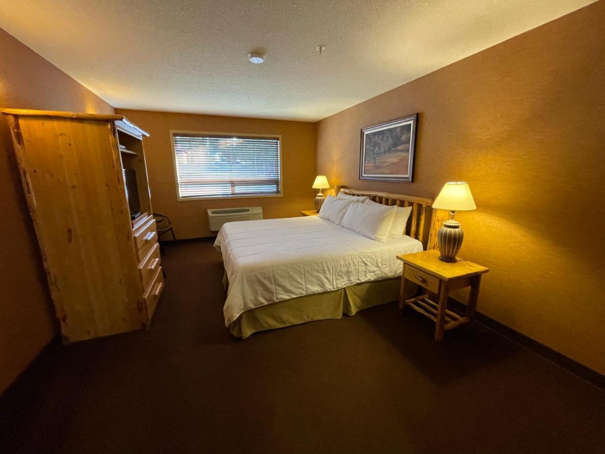 Elkwater Lake Lodge And Resort Exterior photo